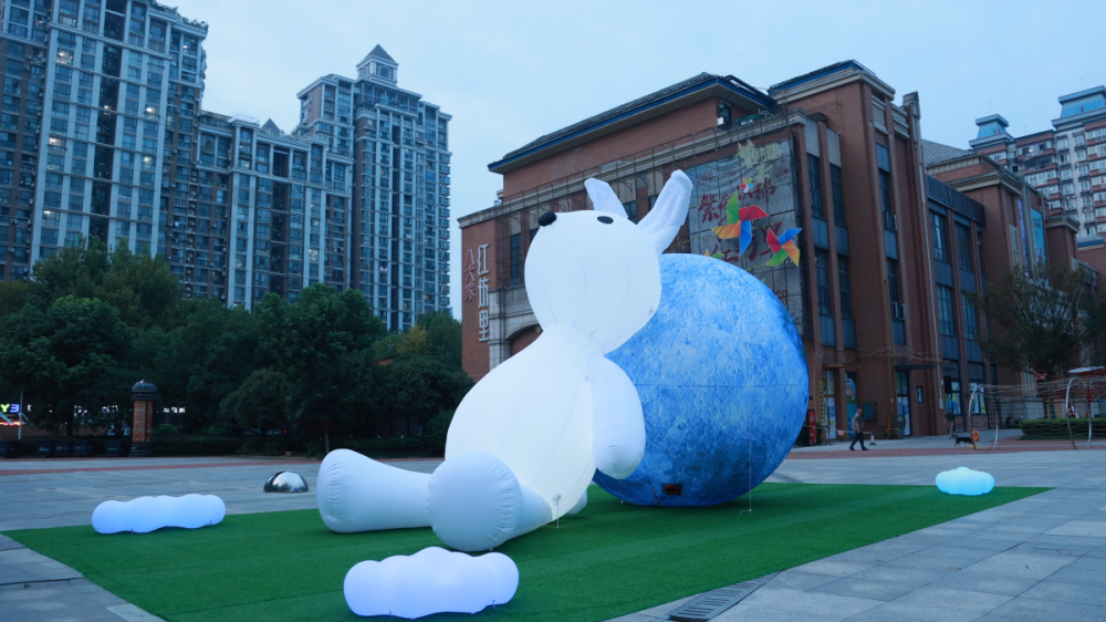 武漢驚現(xiàn)8米巨型玉兔！這個(gè)國(guó)慶，在八大家紅坊里邂逅萌趣月光